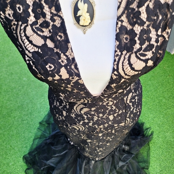 Evening Gown – Nova Luxe – Black – Halter Deep V Maxi w/ Cutouts & Tulle Hem – M - Picture 8 of 16